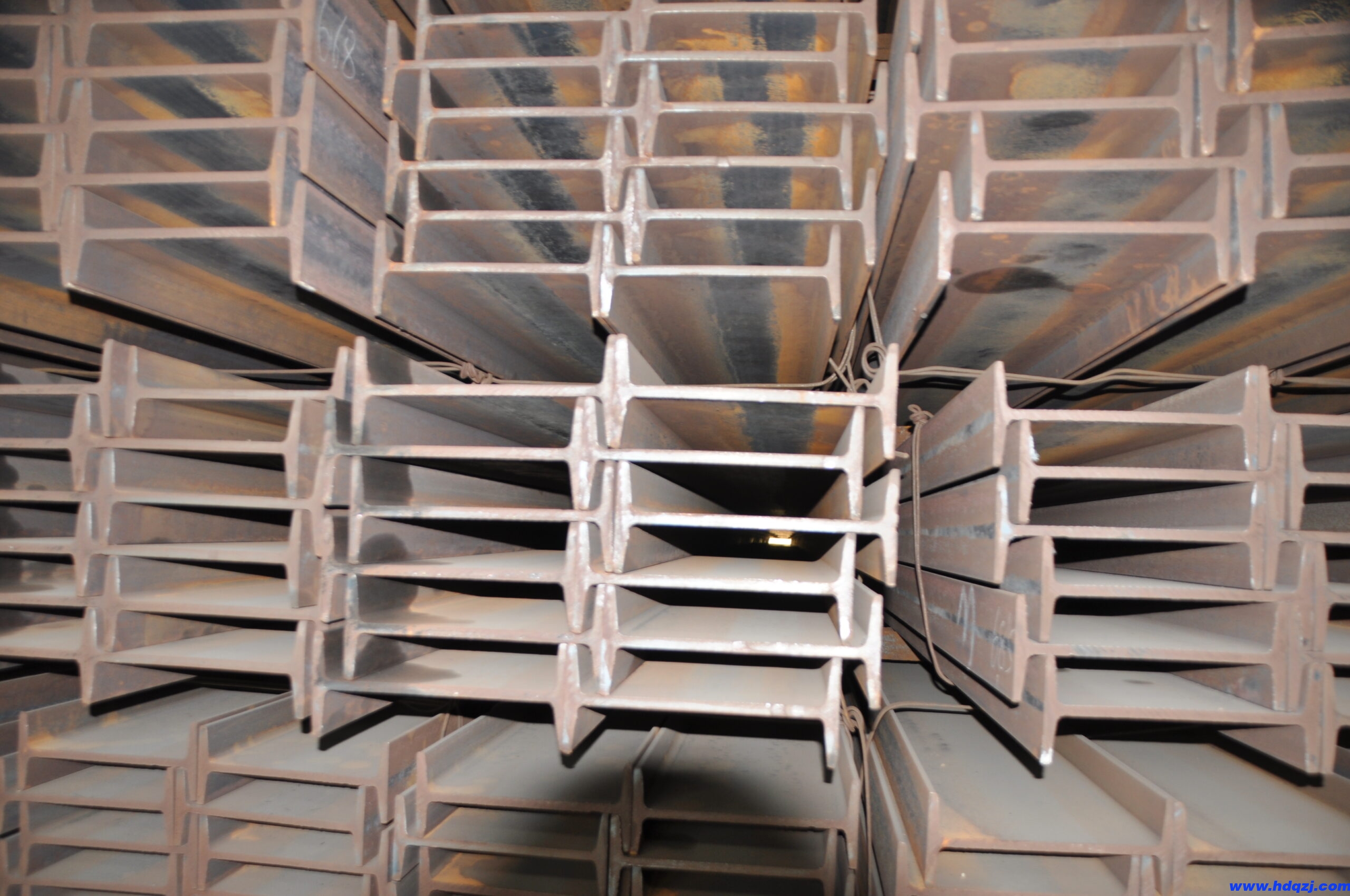 熱軋H鋼，HN窄翼緣H型鋼、HM中翼緣H型鋼、HW寬翼緣H型鋼